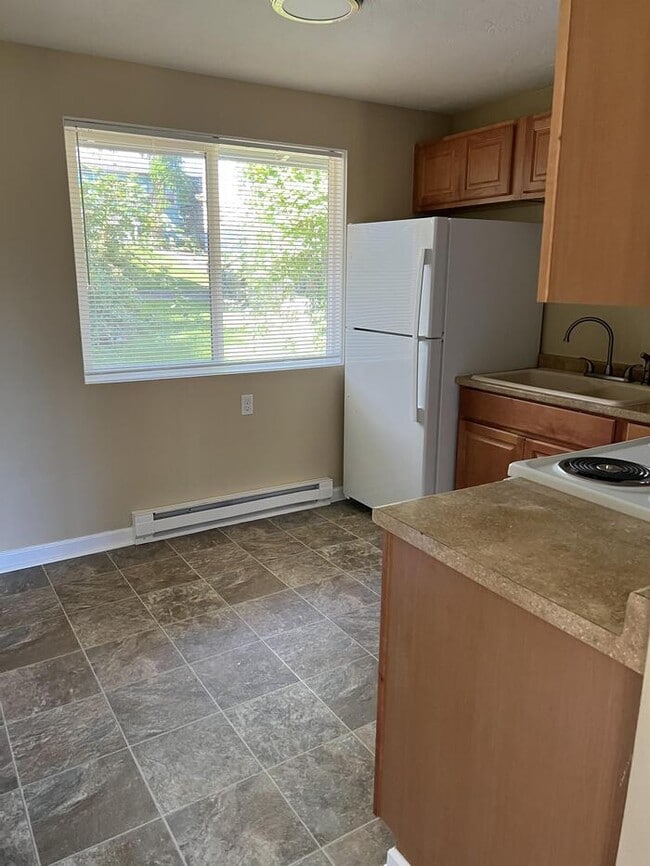 Photo - 506 Elma Ave E