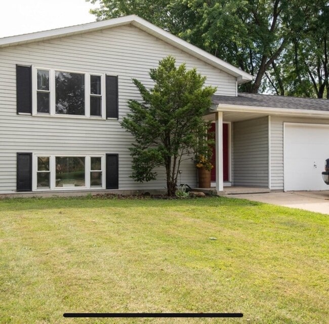 Building Photo - 703/705 W Gruenwald Ave