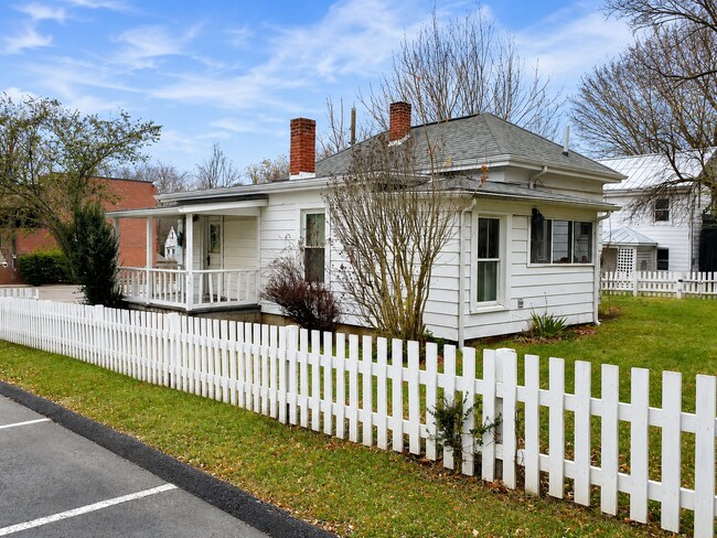 Photo - Perfect Location — Downtown Blacksburg, Walk to Campus!