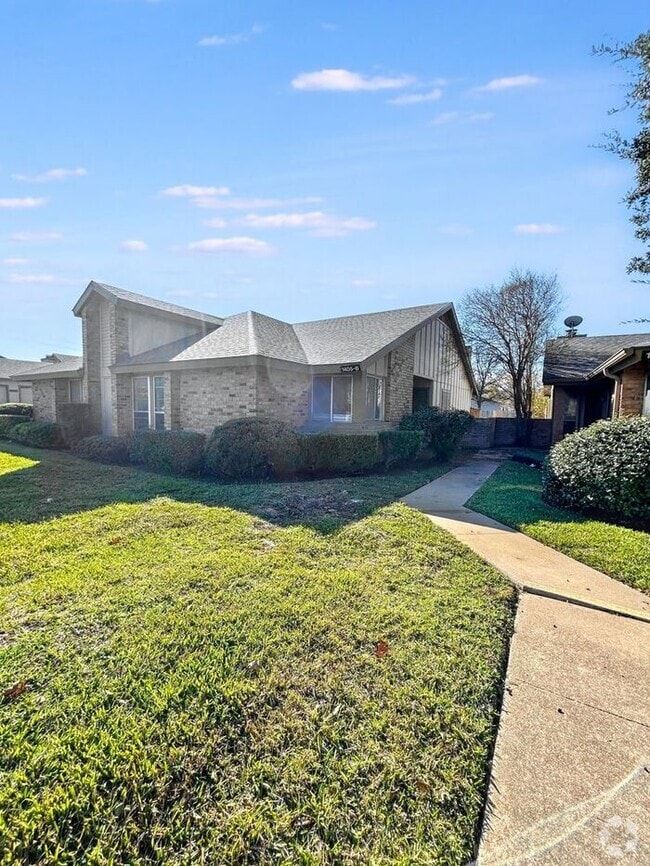 Building Photo - Charming 2-Bedroom Home with Modern Amenit...