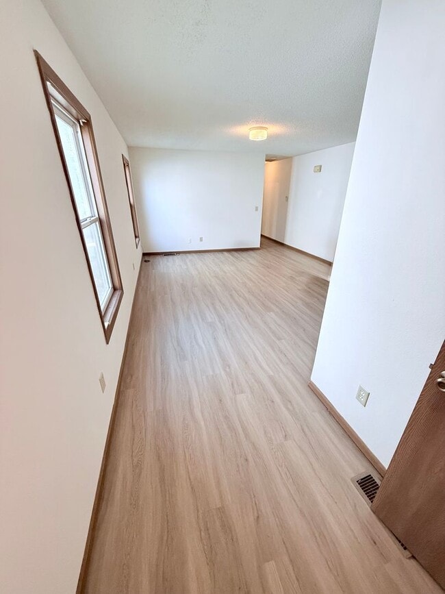 Photo - Great 3 Bed 2 Bath 2 Car Garage Flat Duple...