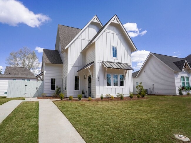 Building Photo - Designer Home near Auburn University's Campus!