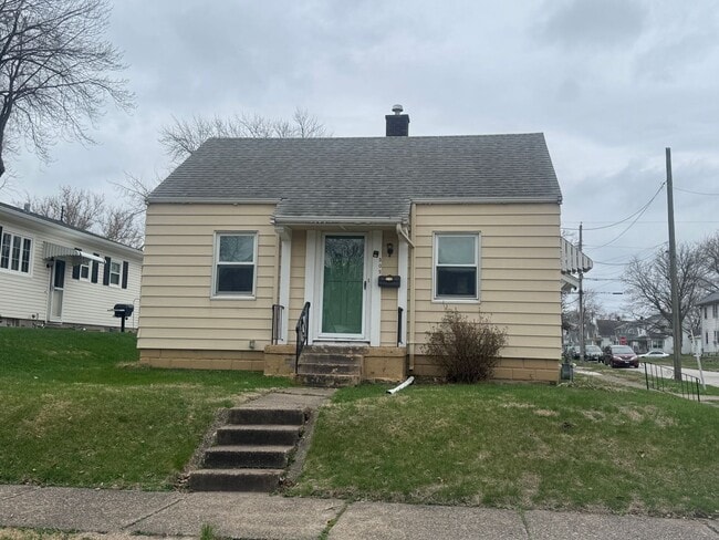 Building Photo - 2 bedroom Moline house with garage!