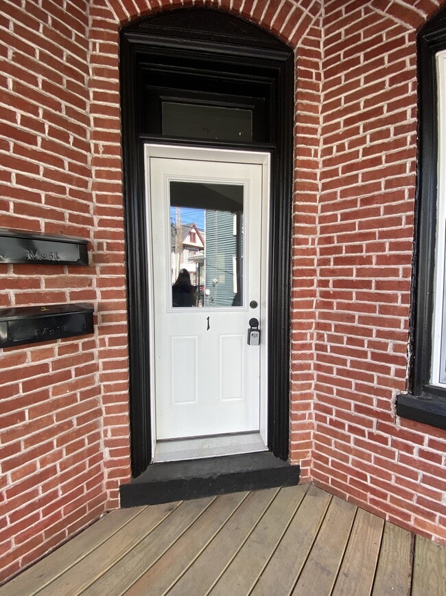 Photo - 27 W Ferdinand St