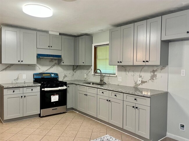 Photo - 2005 2nd St N