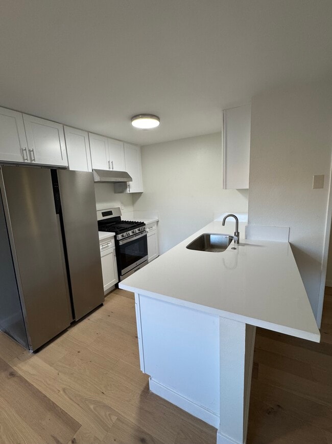 breakfast nook kitchen counter - 4633 Marine Ave Unit 201