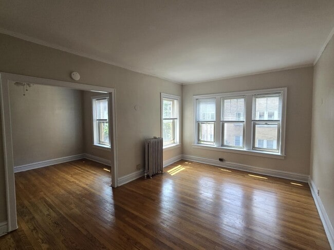 Building Photo - 908 Reba Pl Unit 2S