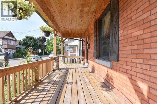 Photo - 215 Rosslyn Ave N