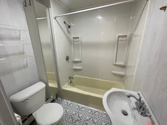 Bathroom - 75 Saunders St Unit 3
