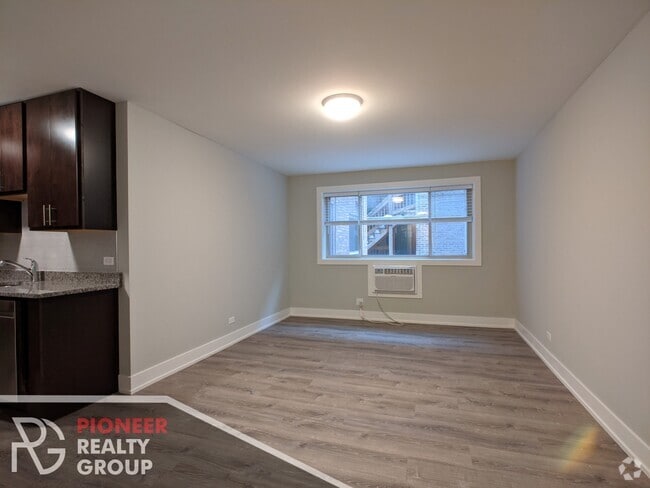 Building Photo - 542 W Surf St Rental