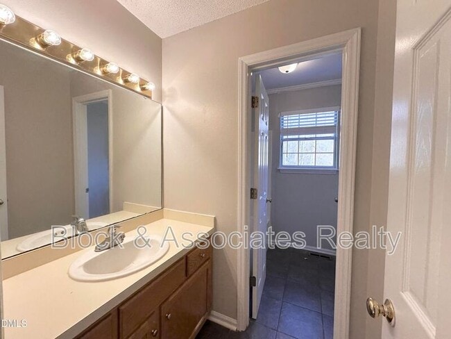 Building Photo - 2888 Zacks Mill Rd