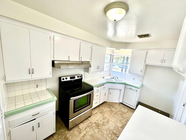 Photo - Single Family Home w/Backyard - 3 Bed/1 Bath
