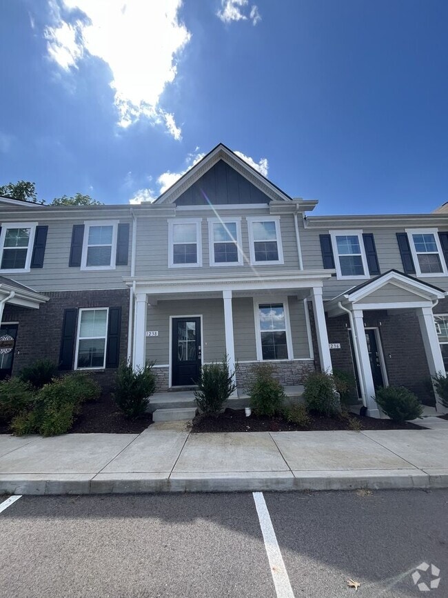 Building Photo - Townhome less than 2 miles from Downtown C...