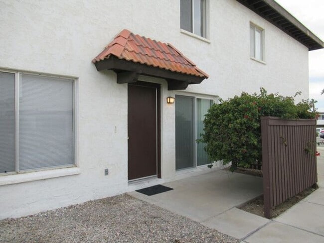 Building Photo - 2 Bedroom - 2 Bath in the Los Lagos Community Rental