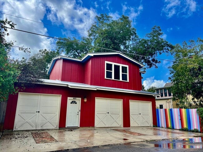 Building Photo - Urban Oasis in San Marcos' Historical District!