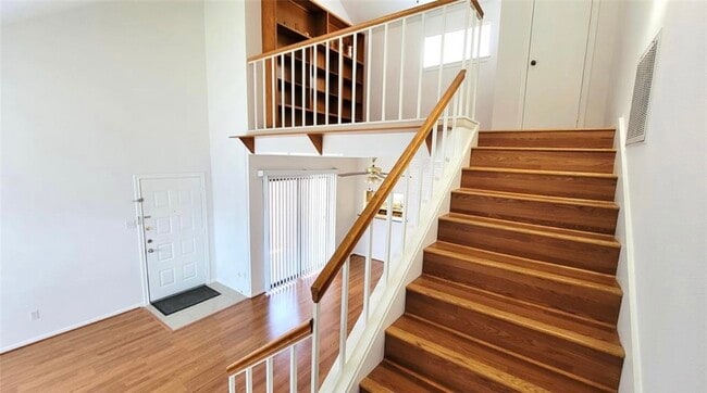 Building Photo - 3100 Walnut Bend Ln Unit 214
