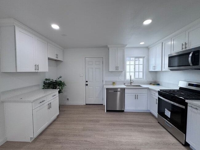 Building Photo - 618 W 6th St Rental