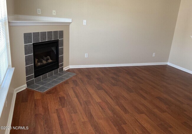 Photo - 102 Woodlake Ct