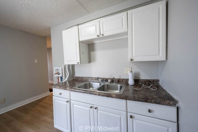 "Charming & Cozy 2BR, 2BA Retreat in Indianapolis - Your Perfect Urban Oasis Awaits!"