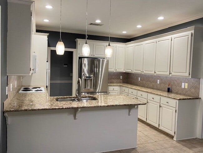 Photo - 627 Hampshire Dr