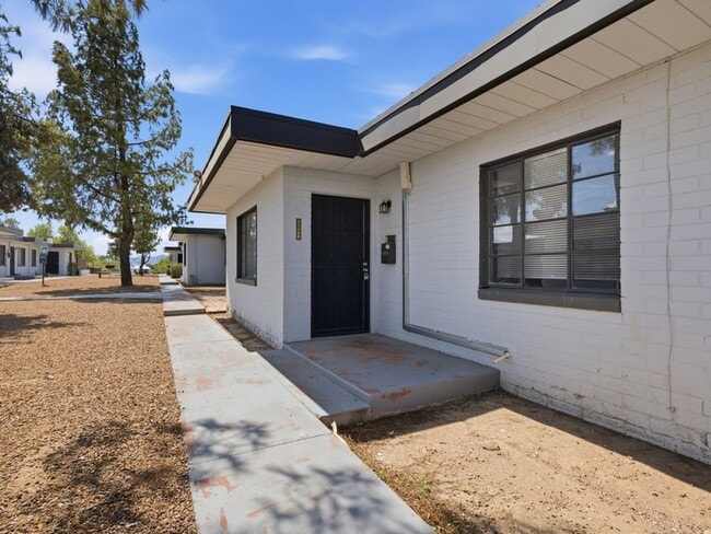 Photo - 2 Bed 1 Bath with covered parking!