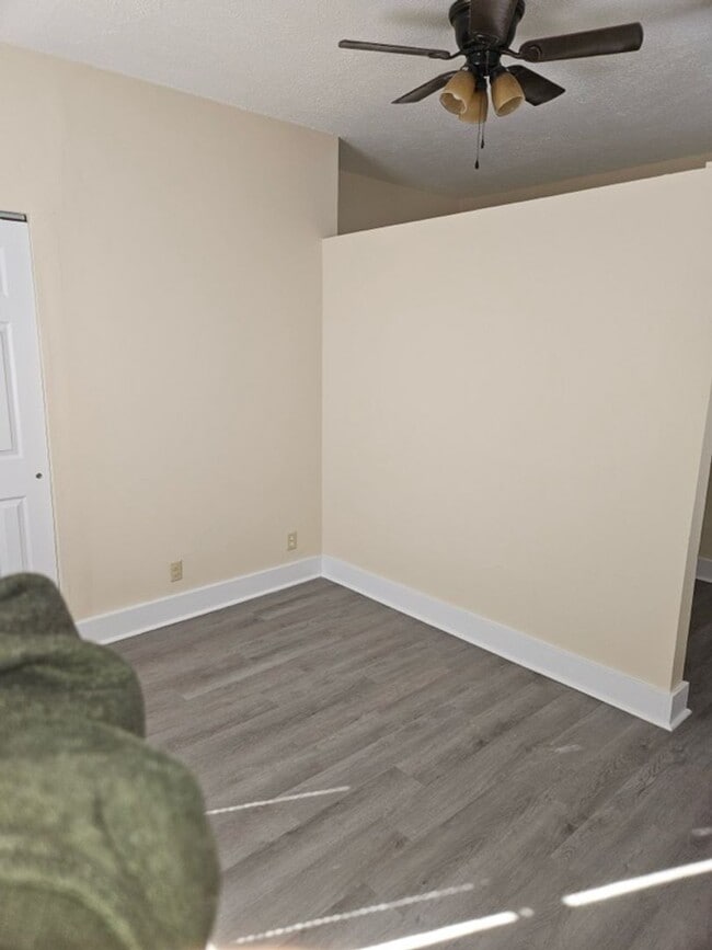 Building Photo - 327 Stanley Ave Unit 1