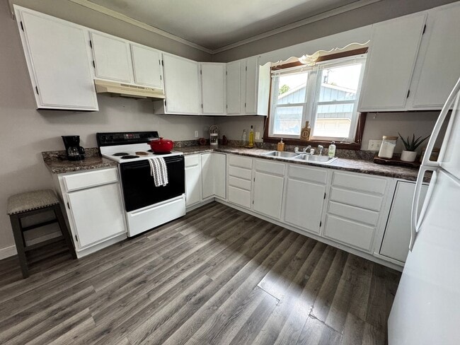 Photo - 230 E Gilbert Dr