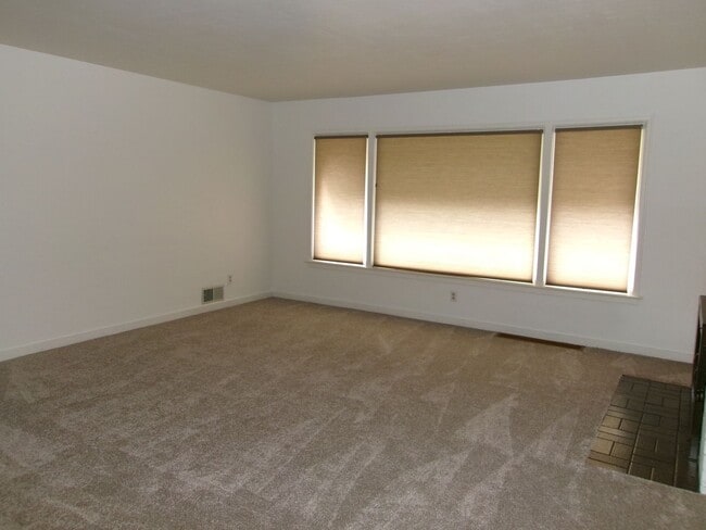 Photo - Beautiful 3 bedroom, 2 bath home w/4-car t...