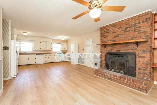 Photo - 260 Stewart Rd SE