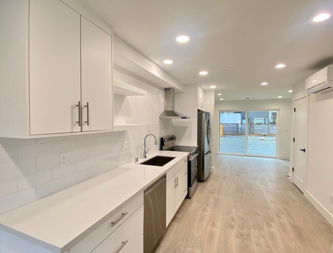 Building Photo - Nearly new 3B3B townhouse For Rent