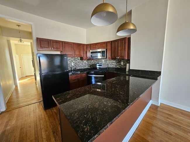 Building Photo - 2417 W Warren Blvd Unit 2nd fl