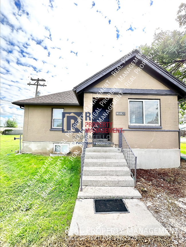 Building Photo - 3 Bedroom 1 Bath apartment - Small dogs ne... Unit A