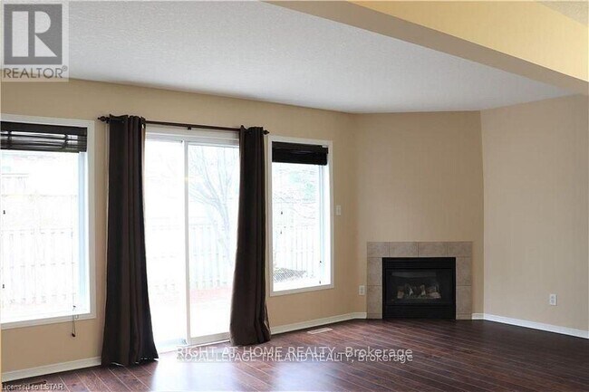 Photo - 709 Silversmith St