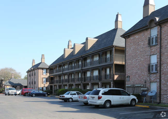 Building Photo - The Plaza at Hobby Airport Rental