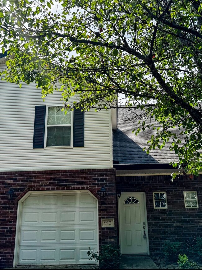 Building Photo - 912 S Wood Ave