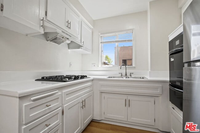 Building Photo - 1134 N Clark St Unit 402 Rental