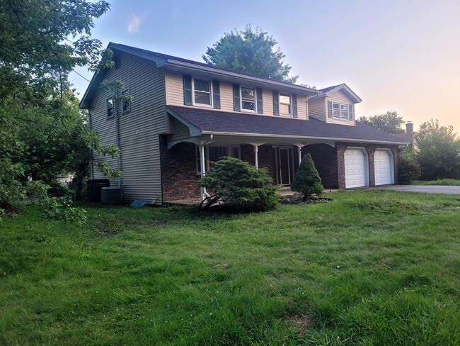 Sideview showing large front yard - 4008 Oakland Road Unit 4008 Oakland Rd