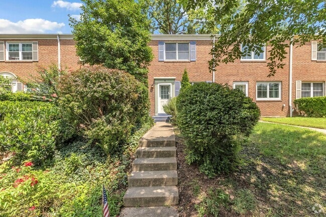 Building Photo - Charming townhome in the heart of Rosemont