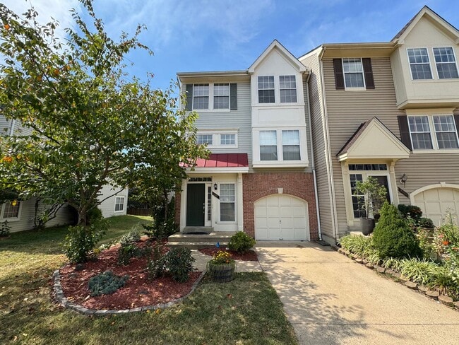 Building Photo - Beautiful And Spacious 3 Bed 3 Bath End Un... Rental