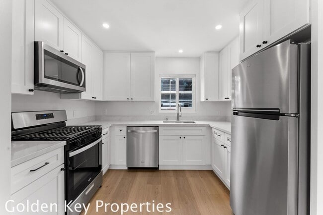 Building Photo - Welcome to your beautifully remodeled apartment in South Oceanside just a few blocks from the beach! Unit C