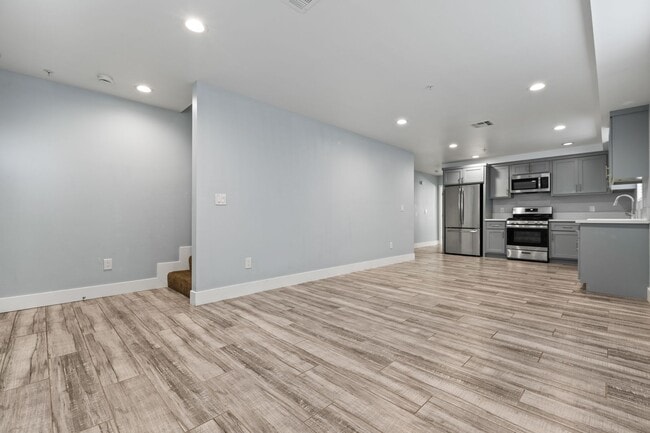 Photo - Beautiful 4 Bed / 3 Bath townhouse with PARKING & IN-UNIT LAUNDRY! Unit 960 1/2 Breed St.
