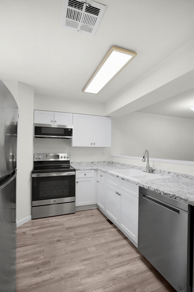 Building Photo - 2076 Mesquite Ln Unit 203