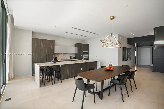 Photo - 650 NE 32nd St Unidad UPH5303