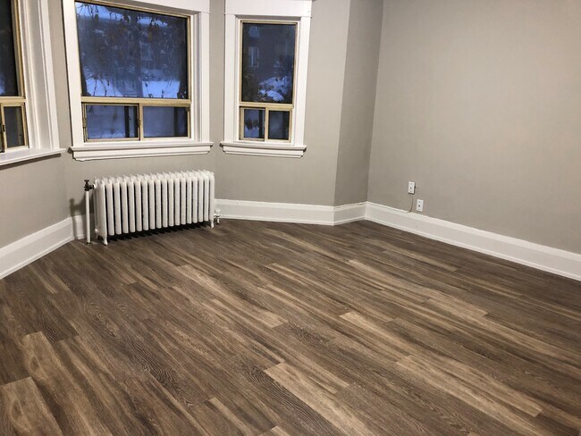 Photo - 1475 King St W