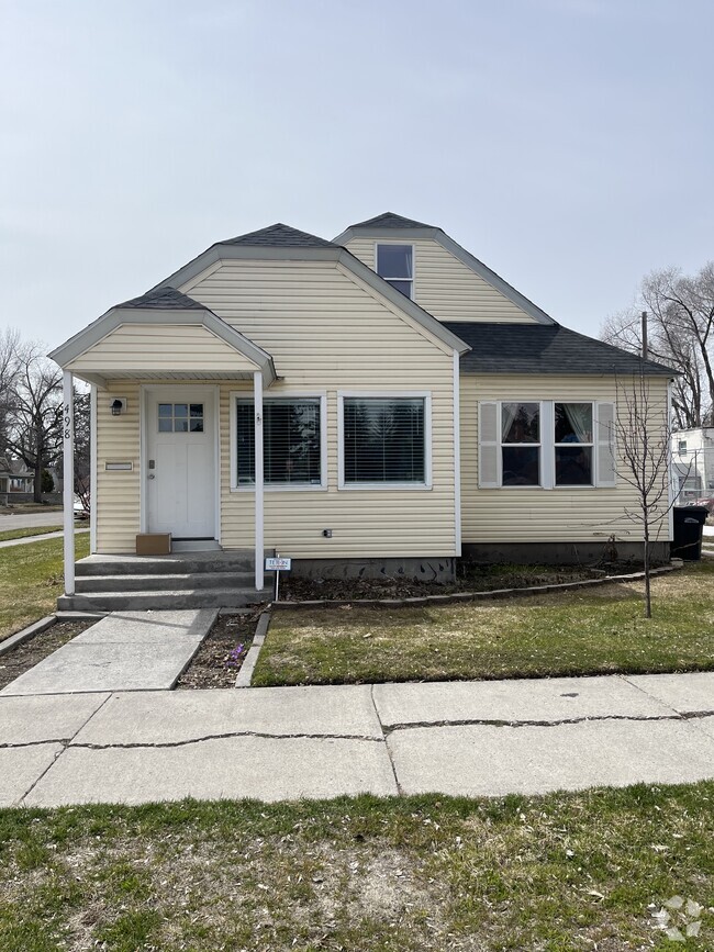Building Photo - 498 Walnut St Rental