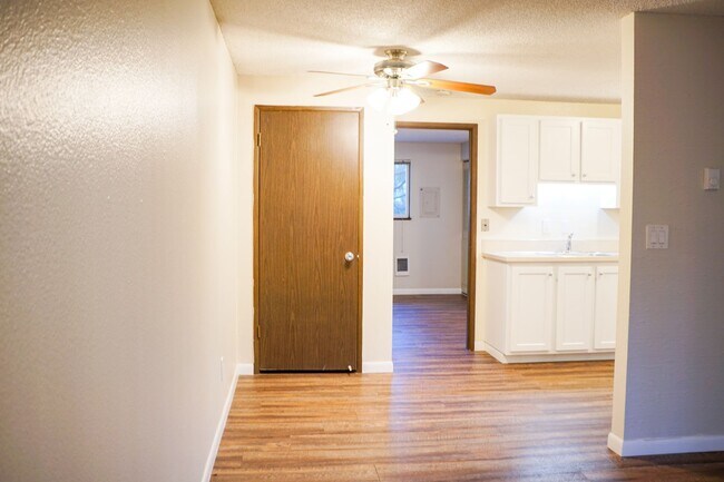 Photo - Spacious 1-Bed Surrounded by Tall Trees & Just Blocks from Popular Multnomah Village! Unidad 3912