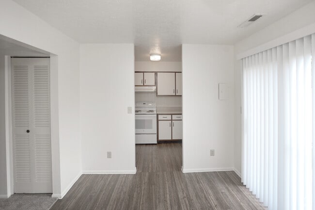3BR, 1.5BA - 1211 SF