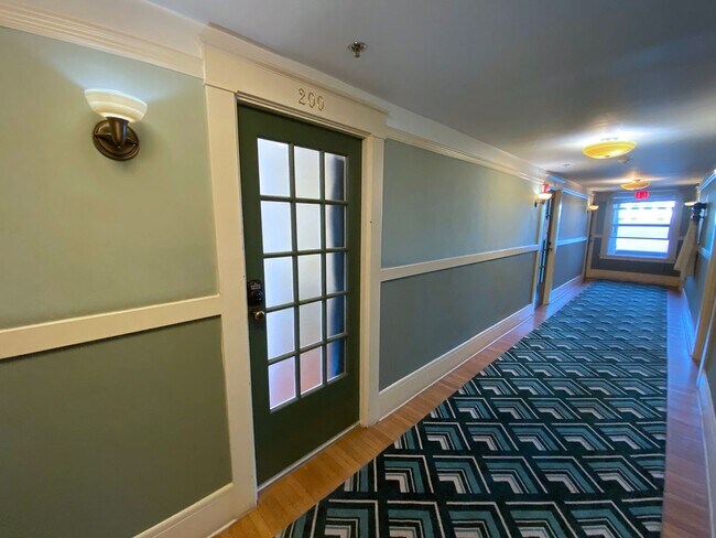 Photo - Cozy Carlton Court Studio with In-Unit Washer/Dryer, Walk-In Closet, Dishwasher! Unidad 200