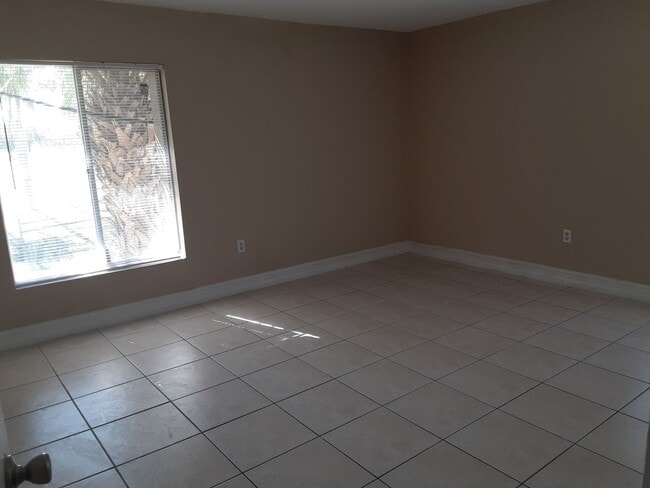 Building Photo - Green Tee - # 607 Unit # 607