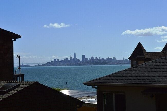 Building Photo - Rich212 Unit #1